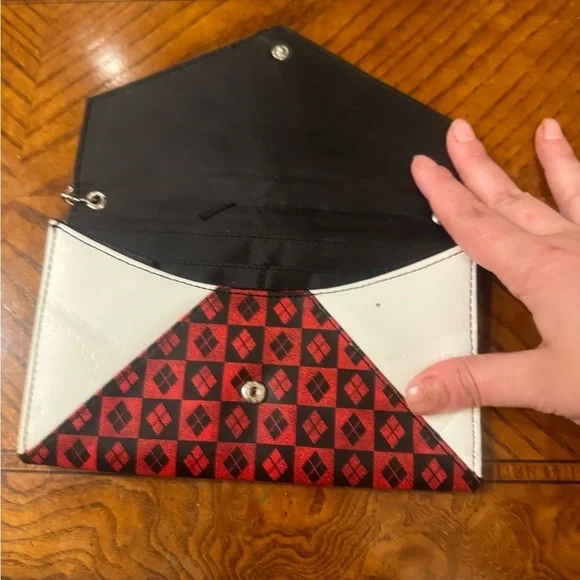 Harley Quinn x Batman Clutch – Red, Black & White - Picture 6 of 9